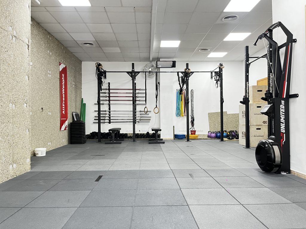 Sala de ejercicio funcional del centro con material de fuerza