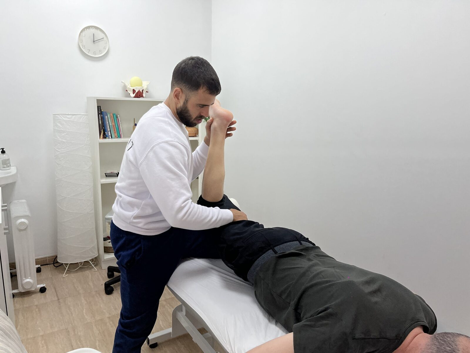 Sesión de fisioterapia con terapia manual en un centro de Palma